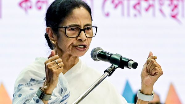 'নির্লজ্জ, বেহায়া বিজেপি পার্টি, আর তাদের দালাল হল...!' ধর্নামঞ্চ থেকে কমিশন ও বিজেপিকে তীব্র আক্রমণ মমতার