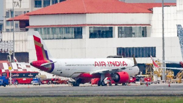 মধ্যপ্রাচ্যে সংঘাতের আগুন! বাতিল হাজারের বেশি ফ্লাইট, চাপের মুখে ভারতের বিমান শিল্প