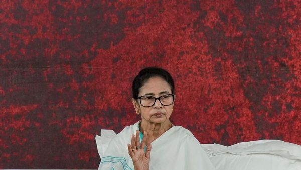 নতুন রাজ্যপালকে তুমুল আক্রমণ মুখ্যমন্ত্রীর, আনন্দ বোসকে ভয় দেখিয়ে সরানোর অভিযোগ মমতার