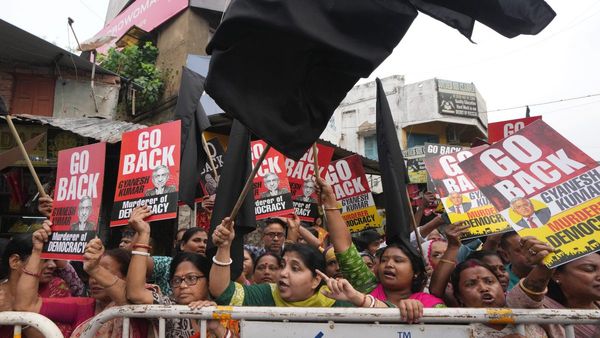 কালীঘাট মন্দিরে পুজো দিতে গিয়ে ফের বিক্ষোভের মুখে জ্ঞানেশ কুমার, উঠল 'গো ব্যাক' স্লোগান, দেখানো হল কালো পতাকা