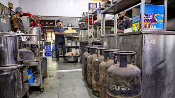 এলপিজি সঙ্কটের মাঝে কলকাতায় রমরমা কালোবাজারি! চলছে প্যানিং বুকিং, বন্ধের দোরগোড়ায় বহু হোটেল-রেস্তরাঁ