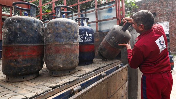কলকাতায় একধাক্কায় ২১৮ টাকা বাড়ল বাণিজ্যিক গ্যাসের দাম