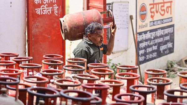 ভারতের জ্বালানি নিয়ে আতঙ্কিত না হওয়ার পরামর্শ, কী জানাল কেন্দ্র
