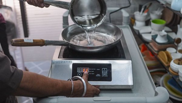 এলপিজি সরবরাহ ব্যাহত! কুইক-কমার্স থেকে মুহূর্তে উধাও ইন্ডাকশন কুকটপ, কী অবস্থা বাজারের?