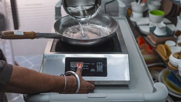 LPG সঙ্কট নিয়ে দুশ্চিন্তা বাড়ছে? আর চিন্তা নয়, সাধারণ মানুষের জন্য বাজারে ৫ লক্ষ ইন্ডাকশন কুকস্টোভ আনছে সরকার