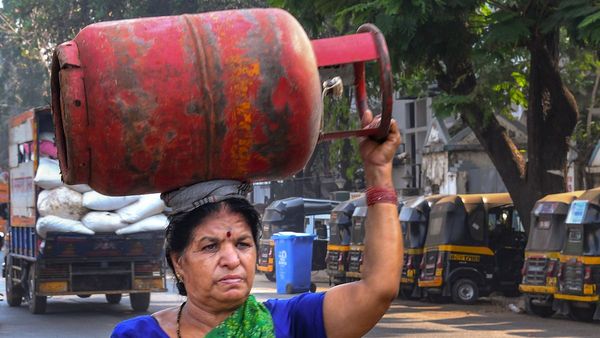 ৯ মাস সিলিন্ডারে রিফিল করাননি? বন্ধ হতে পারে আপনার গ্যাস সংযোগ! কড়া পদক্ষেপ সংস্থার, কী করবেন? জেনে নিন