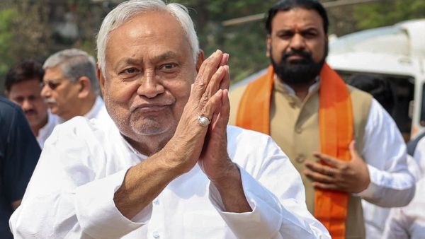 আজই কী ইস্তফা? দুই দশকের অধ্যায় শেষ করে মুখ্যমন্ত্রীর পদ ছাড়ছেন নীতীশ কুমার, কারণ কী? জল্পনা তুঙ্গে