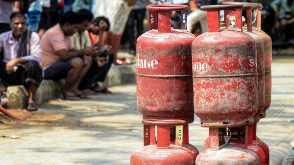 মধ্যপ্রাচ্যের যুদ্ধের প্রভাব! জ্বালানি সঙ্কটে বিশ্ব, স্বস্তি দিতে পেট্রোল-ডিজেলের দামে বড় সিদ্ধান্ত কেন্দ্রের