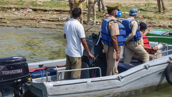 দোলের আনন্দ বদলে গেল শোকে! গঙ্গায় স্নানে নেমে নিখোঁজ চার, ঘটনা কী? ছড়িয়েছে চাঞ্চল্য
