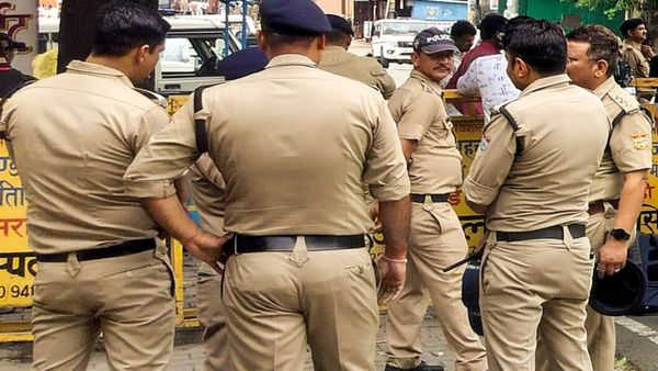 মর্মান্তিক! দিনেদুপুরে রক্তাক্ত কাণ্ড, গড়িয়ার পার্লারের ভিতরে প্রেমিকাকে কুপিয়ে খুন করে আত্মঘাতী যুবক