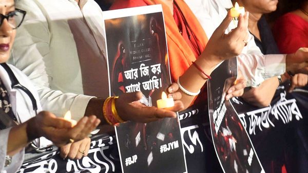 বিচারের দাবিতে লড়াই থেকে রাজনীতির ময়দানে? বিজেপির প্রার্থী হতে পারেন অভয়ার মা, নজরে কোন কেন্দ্র?