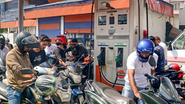যুদ্ধের ধাক্কা! বিশ্ববাজারে তেলের দামে আগুন, কত বাড়ছে পেট্রোল-ডিজেলের দাম? চাপে ভারত