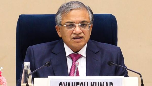 ৬৩ লক্ষ নাম বাদ নিয়ে তোলপাড় রাজনীতি! SIR তালিকার বিতর্কের মাঝে আজই বাংলায় আসছে কমিশনের ফুল বেঞ্চ