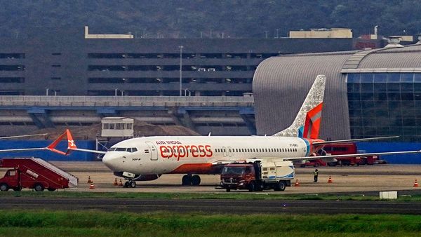 মধ্যপ্রাচ্যে অস্থিরতা! জ্বালানি সঙ্কটের কারণে বিমান ভাড়া বাড়াচ্ছে এয়ার ইন্ডিয়া