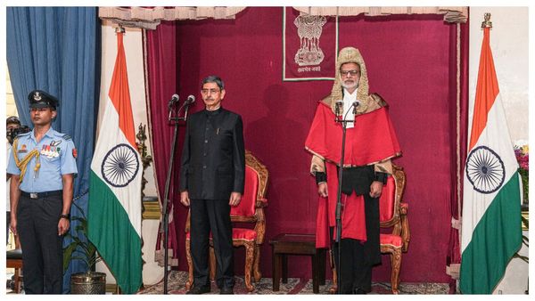 লোকভবনে শপথ নিলেন পশ্চিমবঙ্গের নতুন রাজ্যপাল রবীন্দ্র নারায়ণ রবি