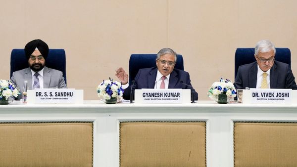 ভোটের দফাকে গুরুত্ব দিচ্ছে না তৃণমূল, কমিশনের সিদ্ধান্তকে স্বাগত জানাল বিজেপি