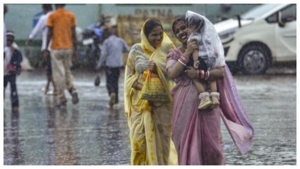সপ্তাহান্তে আবহাওয়ার বড় পালাবদল! ঘূর্ণাবর্তের প্রভাবে বাংলায় বৃষ্টি ও দমকা হাওয়ার সম্ভাবনা
