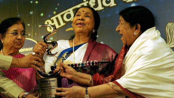 ধ্রুপদী সঙ্গীত থেকে পপ, সব গানেই সাবলীল, কিংবদন্তি আশা ভোঁসলের আট দশকের স্বর্ণালি সঙ্গীত সফর একনজরে