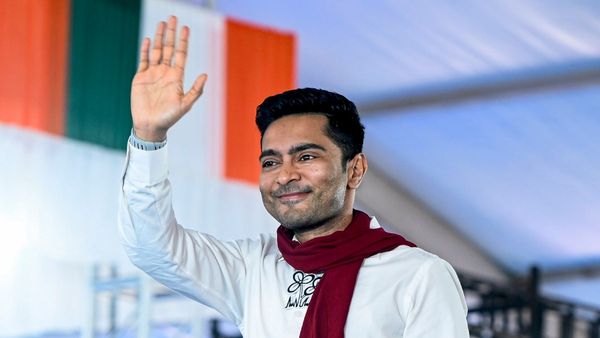 মমতা সাধারণ মানুষকে দিচ্ছেন, নিয়ে নিচ্ছেন মোদী! দাবি অভিষেকের