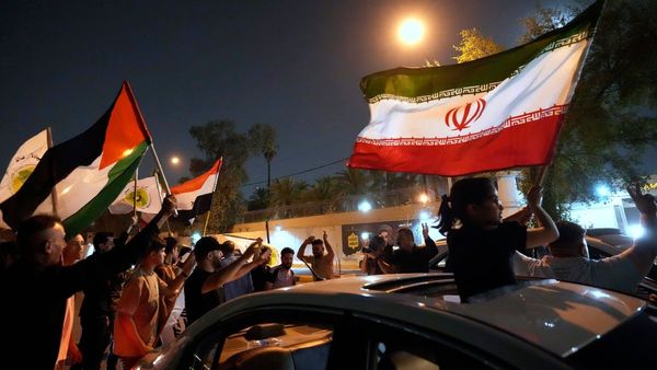 ইরান-আমেরিকা যুদ্ধবিরতি: ট্রাম্পের ঘোষণার পর ১০ দফার দাবি জানিয়ে জয় দেখছে তেহরান