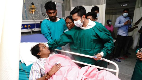 তৃণমূল সাংসদ মিতালি বাগের গাড়িতে হামলা দলীয় অন্তর্দ্বন্দ্বেই, রিপোর্ট জেলা নির্বাচনী আধিকারিকের, হাসপাতালে গেলেন অভিষেক