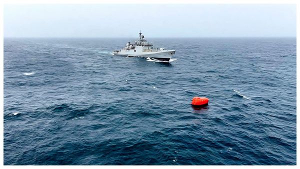 যুদ্ধ নয়, আলোচনায় সমাধান! হরমুজ ইস্যুতে বৈঠক ডাকল ব্রিটেন, যোগ দিচ্ছে ভারত