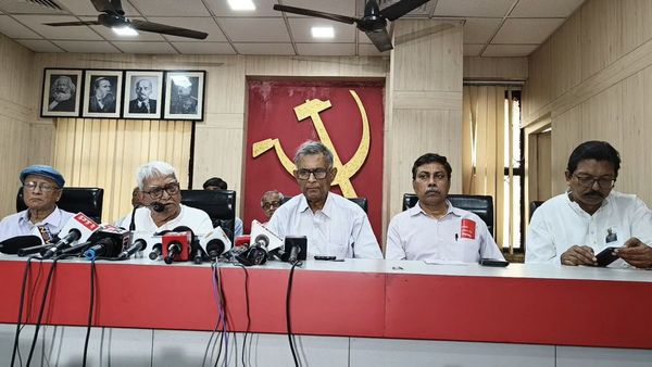 বামফ্রন্টের ইস্তেহার প্রকাশ! বিনামূল্যে বিদ্যুৎ, প্রতি পরিবারে স্থায়ী চাকরি সহ একাধিক প্রতিশ্রুতির ঘোষণা বিমান বসুর