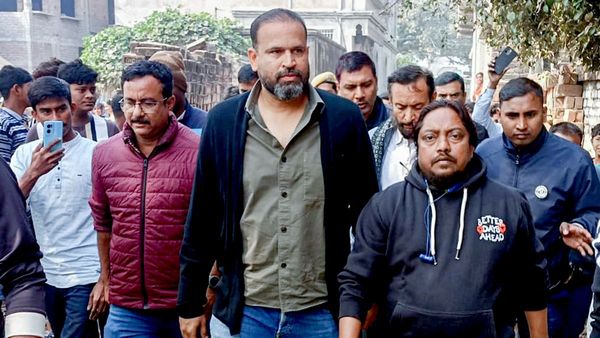 রাস্তায় লোকজনকে ফেলে বাঁশপেটা! গ্রেফতার তৃণমূল সাংসদ ইউসুফ পাঠানের আত্মীয়রা