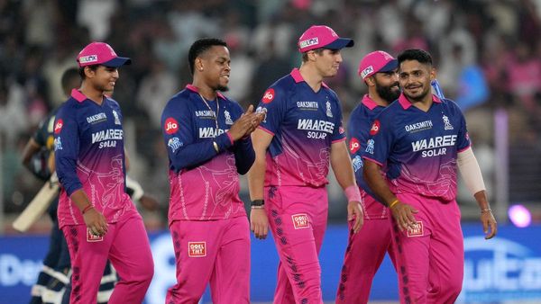 ডেথ ওভারে অনবদ্য বোলিং করে গুজরাতের বিরুদ্ধে জয় পেল রাজস্থান, টেবল শীর্ষে পরাগ বাহিনী