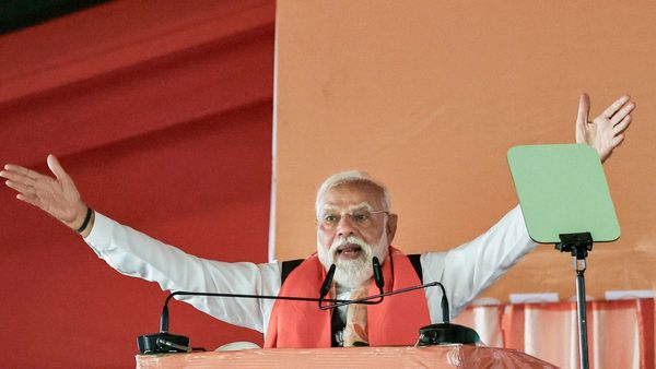 ৪ মে-র পরে বাংলায় পরিবর্তন! কাটোয়ার সভা থেকে ১৫ বছরের দুর্নীতির শ্বেতপত্র প্রকাশের হুঁশিয়ারি মোদীর