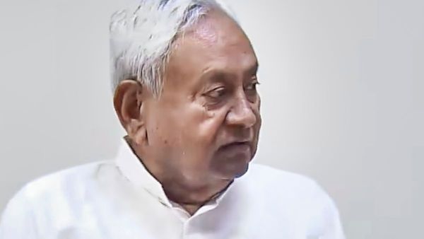 বিহারের মুখ্যমন্ত্রী পদ থেকে নীতীশ কুমারের ইস্তফা, এক যুগের অবসান