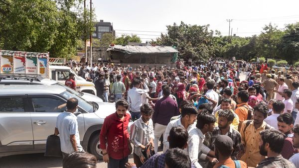 নয়ডায় শ্রমিক বিক্ষোভ, বেতন বৃদ্ধির দাবিতে উত্তাল শিল্পাঞ্চল, সরকারি গাড়িতে আগুন
