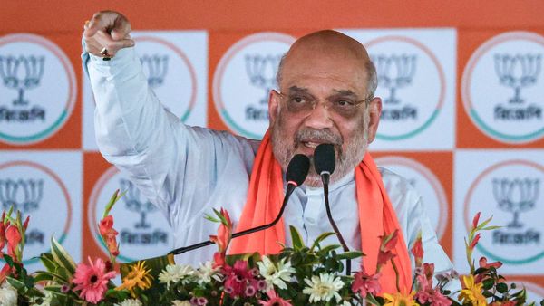 'বোমের জবাব ব্যালটে দিন', বীরভূমের সভা থেকে তৃণমূলকে সরাতে আবেদন অমিত শাহের