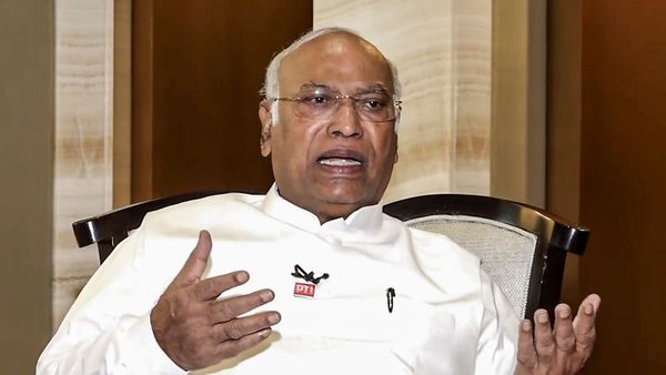 মল্লিকার্জুন খাড়গের বিরুদ্ধে বড় পদক্ষেপ কমিশনের, প্রধানমন্ত্রীকে সন্ত্রাসবাদী তকমা দিয়ে পেলেন নোটিস