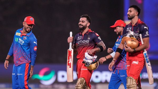 দিল্লি ক্যাপিটালস বনাম আরসিবি: মাত্র ৭৫ রানে অলআউট দিল্লি, ৯ উইকেটে ম্যাচ জিতলেন কোহলিরা