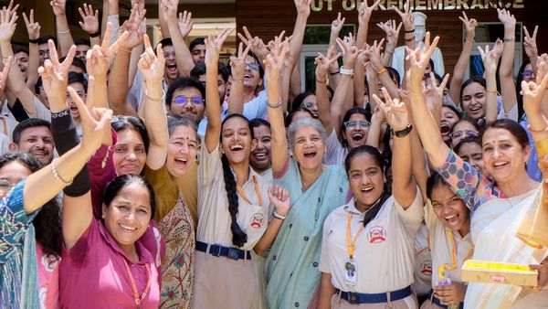 আইসিএসই ও আইএসসি পরীক্ষার ফল ঘোষণা, বাজিমাত করল ছাত্রীরা