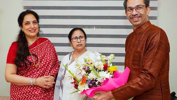 'বাংলার বাঘিনী' একা লড়ছেন, তাঁরই জেতা উচিত, মমতাকে সমর্থন করে বিজেপিকে কড়া আক্রমণ উদ্ধবের