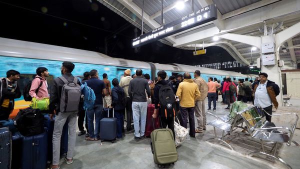 কেউ নাম বাদের ভয়ে ভীত, কেউ চাইছেন এবারের 'গুরুত্বপূর্ণ' ভোটে অবদান রাখতে, নির্বাচনের আগে পরিযায়ী শ্রমিকরা যেকরেই হোক ফিরছেন বাংলায়
