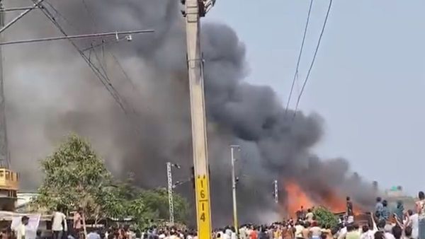 সন্তোষপুর বস্তিতে ভয়াবহ অগ্নিকাণ্ড, ধোঁয়ায় ঢাকল আকাশ, বন্ধ বজবজ-শিয়ালদহ ট্রেন পরিষেবা