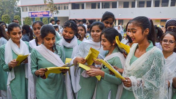 মাধ্যমিকের মেধা তালিকায় প্রথম ইসলামপুরের অভিরূপ ভদ্র, পাশের হারে শীর্ষে কালিম্পং