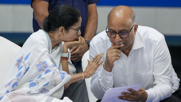 মমতা ঘনিষ্ঠ আমলাদের পদত্যাগ! পরপর পদ ছাড়লেন আলাপন, হরিকৃষ্ণ, মনোজ পন্থ