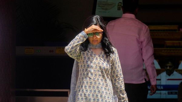 বিমানে মহুয়া মৈত্রকে দেখেই 'চোর চোর... তৃণমূলের সবাই চোর' স্লোগান, রাগে ফেটে পড়লেন সাংসদ