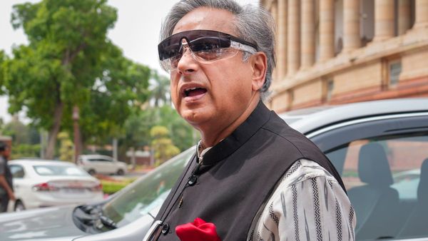 কেরল ও বাংলায় হওয়া এসআইআরে লাভবান হয়েছেন কারা? কী বলছেন কংগ্রেস সাংসদ শশী থারুর