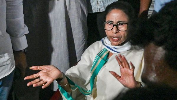 বিজেপি এবং নির্বাচন কমিশনের বিরুদ্ধে ১০০ আসন লুটের অভিযোগ মমতার