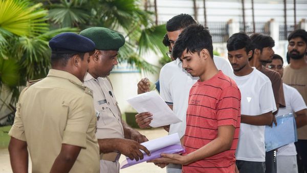 নিট-ইউজি ২০২৬ পরীক্ষা বাতিল! কীভাবে লক্ষ লক্ষ টাকায় বিক্রি হল গেস পেপার? তদন্তে বড় তথ্য ফাঁস