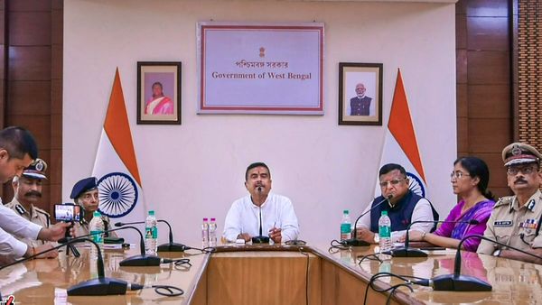 দুর্গাপুরে মুখ্যমন্ত্রীর প্রশাসনিক বৈঠক, জ্বালানি বাঁচাতে বাসে চড়ে যোগদান উচ্চপদস্থ আধিকারিকদের