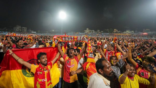 ইস্টবেঙ্গল আইএসএল চ্যাম্পিয়ন, দীর্ঘদিনের ট্রফির খরা কাটিয়ে লাল-হলুদ ব্রিগেড জ্বালাল মশাল
