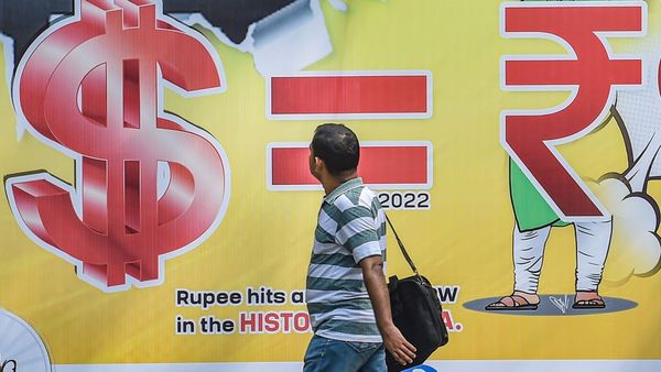 গত দেড় দশকে কীভাবে পতন হয়েছে টাকার মূল্যে, একনজরে গ্রাফ
