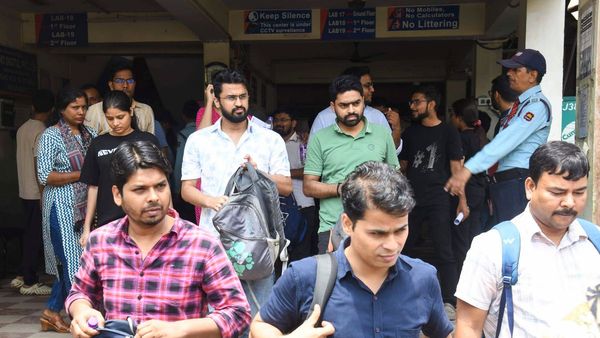 নিট ইউজি প্রশ্ন ফাঁসে পুনে থেকে সিবিআইয়ের হাতে গ্রেফতার মূল অভিযুক্ত