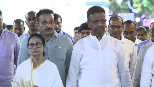 কলকাতার মেয়রের পদ থেকে ইস্তফা ববি হাকিমের, সম্মতি মমতার